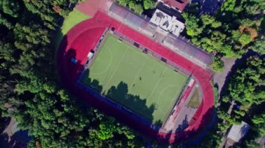 Küçük futbol ya da futbol stadyumu şehir peyzaj yeşil çim ile havadan görünümü