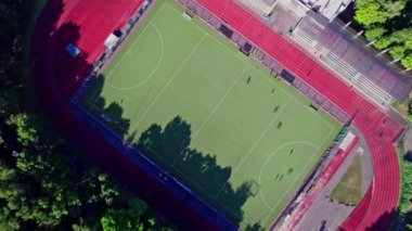 Açık hava küçük futbol sahası ve pist üstü manzarası