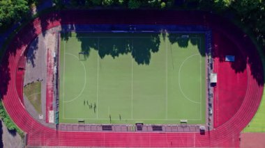 Futbol için şehir stadyumunun havadan çekimi.