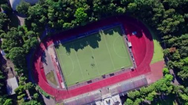 Küçük futbol ya da futbol stadyumu şehir peyzaj yeşil çim ile havadan görünümü