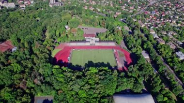 Avrupa 'nın küçük bir kentindeki futbol stadyumunun havadan görünüşü