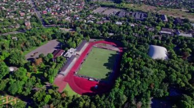 Futbol için şehir stadyumunun havadan çekimi.