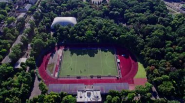 Küçük futbol ya da futbol stadyumu şehir peyzaj yeşil çim ile havadan görünümü
