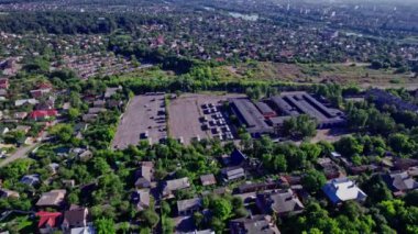 Antrenman arabalarıyla pistin havadan görüntüsü. Araba sürmeyi öğrenmek için kuş bakış açısı