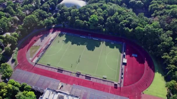 小足球或足球场的鸟图与绿色草坪在城市风景 — 图库视频影像