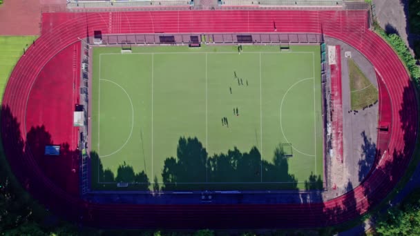 欧洲一个小城足球场的空中景观 — 图库视频影像
