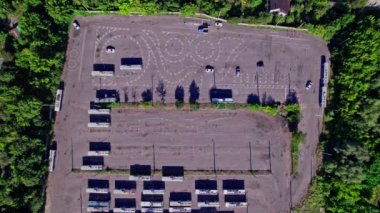 Sürüş dersleri için sürüş okulunun zemin pistinin üstü.