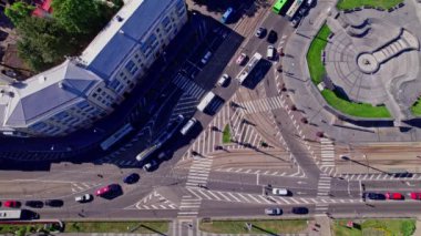 Modern şehirde trafik sıkışıklığında insansız hava aracı görüntüsü, şehir hayatı konsept görüntüleri.