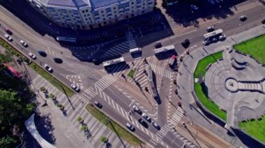 Şehirdeki yoğun kavşağın hava görüntüsü.