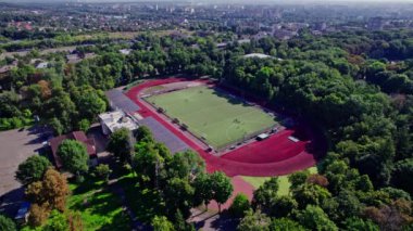 Avrupa 'nın küçük bir kentindeki futbol stadyumunun havadan görünüşü