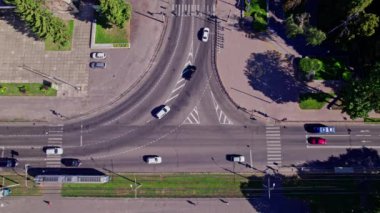 Şehirdeki yol kavşağındaki trafiğin yukarıdan aşağı görüntüsü