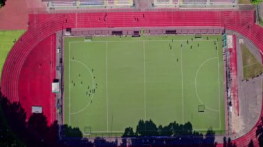 Önünde küçük bir futbol stadyumu olan havacılık şehri manzarası.