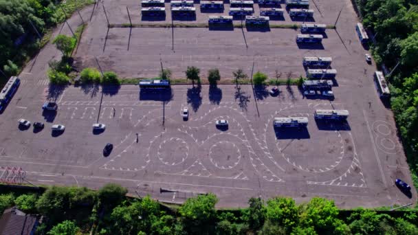从空中俯瞰有训练车的电路 学习驾驶汽车平台鸟瞰图 — 图库视频影像
