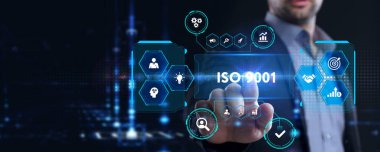 İş, teknoloji, internet ve şebeke kavramı. Geleceğin sanal ekranı üzerinde çalışan genç bir girişimci yazıyı görür: ISO 9001