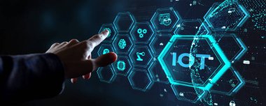Nesnelerin interneti - IOT konsepti. İş adamı IOT ürünleri ve çözümler sunuyor.
