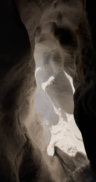Representación Luz Final Del Túnel Través Roca Una Cueva Montaña —  Fotos de Stock