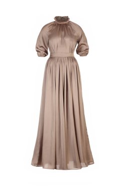 Beyaz arkaplanda uzun ipek gece elbisesi