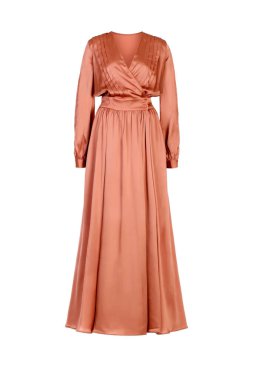 Beyaz arkaplanda uzun ipek gece elbisesi