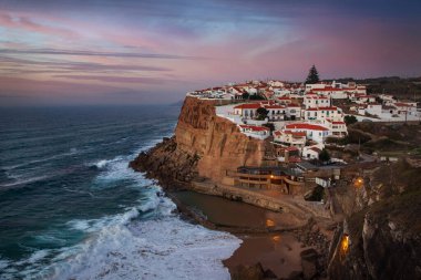 Portekiz, Sintra 'da Plage das Azenhas do Mar Colares' in yüksek açılı bir çekimi.