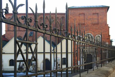 Krakow, Polonya - 17 Ocak 2019: Kazimierz, Krakow, Polonya 'daki Eski Sinagog' un Yahudi mahallesindeki tarihi binası. Krakow 'daki eski Yahudi gettosunun bölgesi.. 