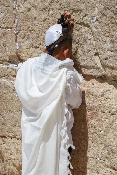 Тринадцатилетний Подросток Молится Западной Стены Ритуал Бар Мицвы — стоковое фото