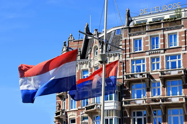 Vlaggen Van Nederland Wapperen Achtergrond Van Het Luxe Hotel Europe — Stockfoto