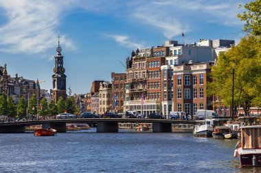 AMSTERDAM, NETHERLANDS - 31 Ağustos 2022: Amsterdam 'da su kanalları. Amsterdam 'da geleneksel renkli evler ve kanallar