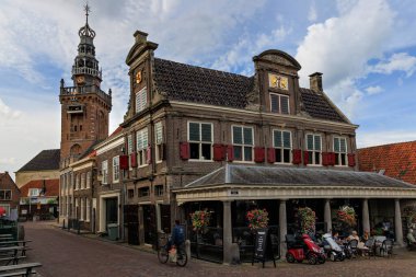 Monnickendam, NETHERLANDS - 05 Eylül 2022: Küçük balıkçı köyü Monnickendam, Kuzey Hollanda 'da geleneksel Hollanda mimarisi