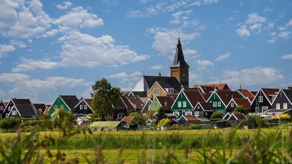 カラフルな家や教会を持つ伝統的なオランダ村 — ストック写真