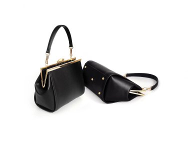 Beyaz arkaplanda izole edilmiş altın bir kilide sahip zarif siyah küçük çanta (reticule)