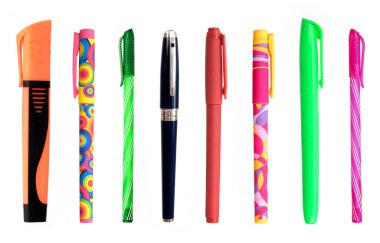 Beyaz arkaplanda top kalemleri, keçeli kalem veya keçeli kalem seti izole edildi