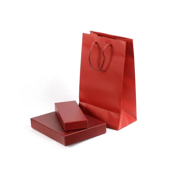 紙の赤い袋と白い背景に隔離された2つの赤い箱 — ストック写真
