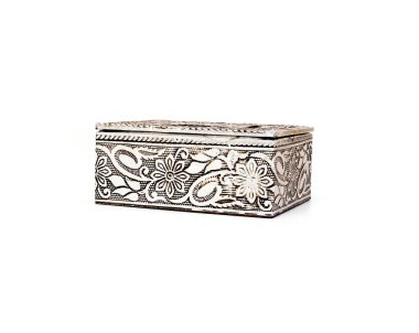 Beyaz arka planda izole edilmiş bir hediye için gümüş mücevher kutusu