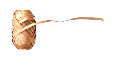 Şenlikli altın kurdele rulosu beyaz arka planda izole edilmiş.