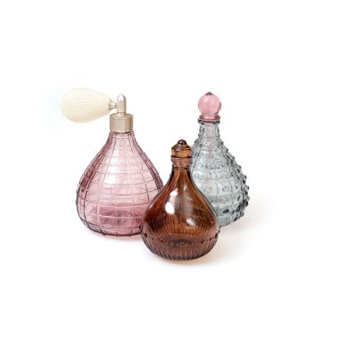 Beyaz arka planda cam test çubuğu olan parfüm şişelerinin düzeni