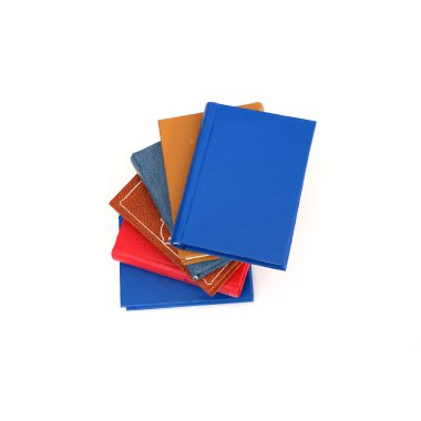 Beyaz arkaplanda izole edilmiş beyaz çarşaflı renkli kitap yığınları