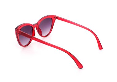 Bir portreye başvurmak için beyaz arkaplanda izole edilmiş güneş gözlükleri