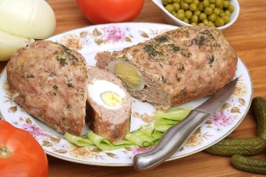 Yumurta ve sebzeyle doldurulmuş ev yapımı köfte.