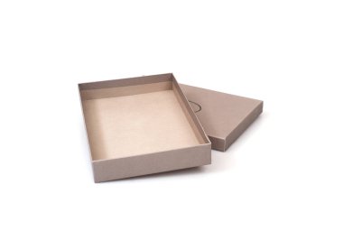 Beyaz arkaplanda izole edilmiş bir hediye kutusu