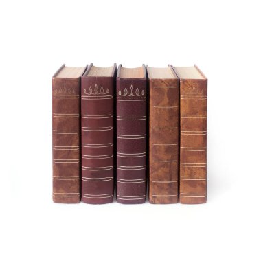 Beyaz arka planda izole edilmiş beyaz çarşaflı renkli kapaklı kitap yığını