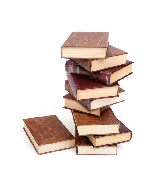 白い背景に隔絶された茶色の表紙の本のスタック — ストック写真