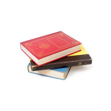 Beyaz arkaplanda izole edilmiş renkli kitap yığını