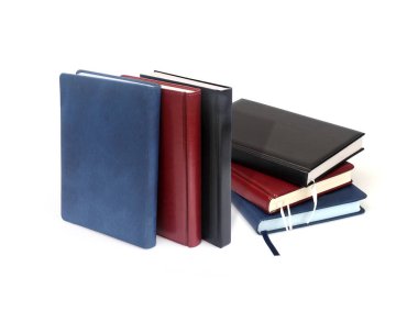 Beyaz arka planda deri kapaklı kavramsal günlük