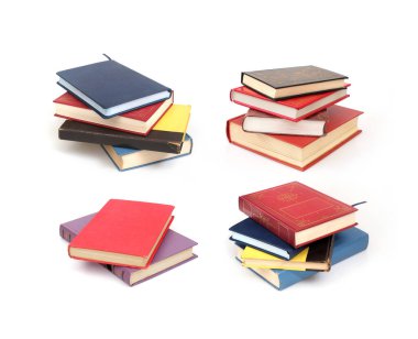 Beyaz arkaplanda izole bir kitap kümesi