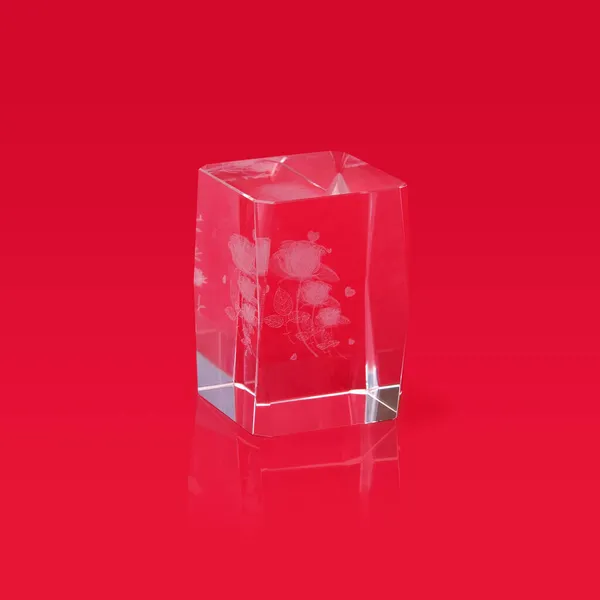 Cubo Cristallo Con Ornamento Laser All Interno Isolato Sfondo Rosso — Foto Stock