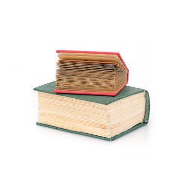 Beyaz arkaplanda kırmızı ve yeşil kitaplar izole edilmiş