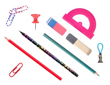 Beyaz arkaplanda izole edilmiş kırtasiye aksesuarları