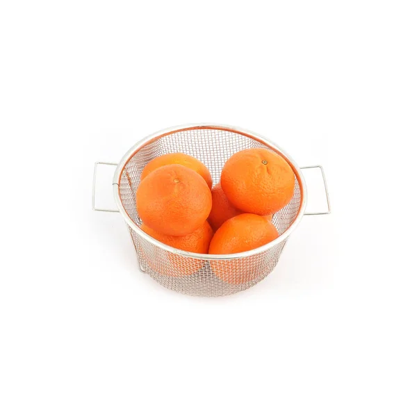 Mandarinok Egy Kosárban Fehér Alapon Elszigetelt Fehér Alapon — Stock Fotó