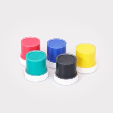 Beyaz arka planda izole edilmiş çok renkli guaj balıklı şişeler