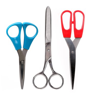 Mokup: beyaz arkaplanda izole edilmiş kırtasiye makası seti